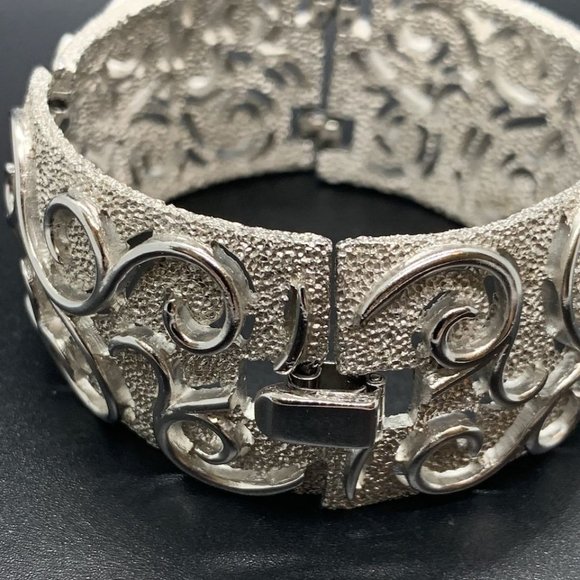 Signed Trifari Vintage Silver Tone Openwork Floral Panel Wide Bracelet 7.5" - Picture 4 of 6